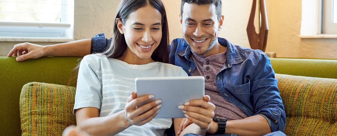 ﻿Mann und Frau mit Tablet nutzen DigitalPremium von NNN
