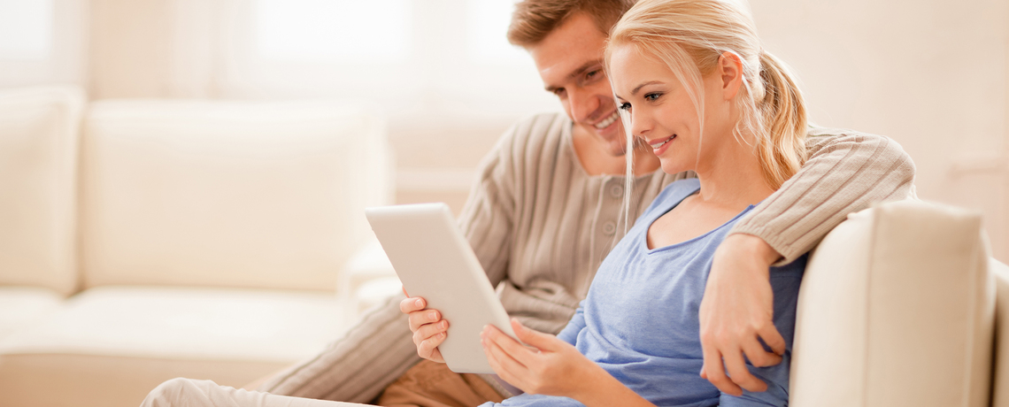 Mann und Frau mit Tablet nutzen DigitalPremium von NNN