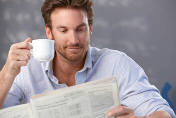 Mann mit Kaffee liest die NNN